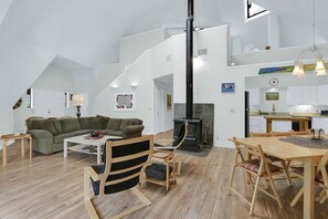 Seamless spaces in the open concept living area, perfect for entertainment