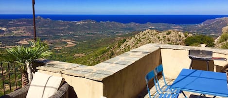 Terrasse à flanc de falaise, sur le toit de la corse, vue mer, montagne superbe!