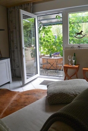 Ferienwohnung Storchennest - charmante Ferienwohnung mit idyllischem Freisitz-Wohnzimmer mit Zugang zur privaten Terrasse