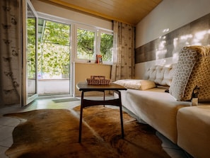 Ferienwohnung Storchennest - charmante Ferienwohnung mit idyllischem Freisitz-Wohnzimmer mit Zugang private Terrasse