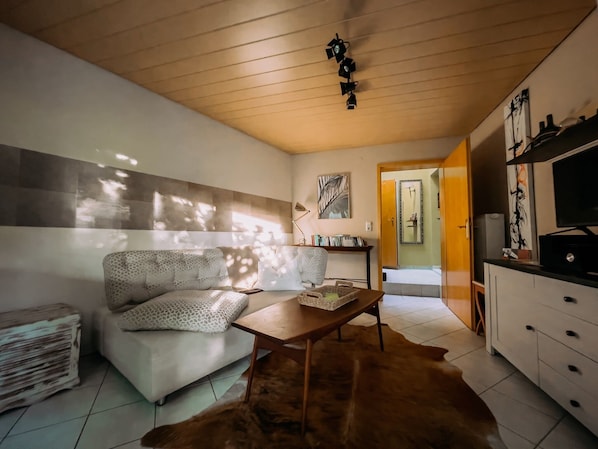 Ferienwohnung Storchennest - charmante Ferienwohnung mit idyllischem Freisitz-Wohnzimmer mit optionaler Schlafcouch