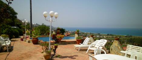 giardino con piscina vista mare