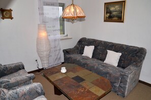 Ferienwohnung 2 (50qm) mit Balkon-Wohnzimmer mit ausziehbarem Schlafsofa