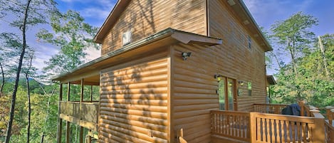 Private Paradise - This log-sided cabin is just minutes from the Pigeon Forge Parkway. This cabin features plenty of entertainment, parking, spacious King bedrooms, a bunk room, plenty of decking front & back, home theater, arcade video game, pool table, & so much more! Book today at an affordable price before it gets taken!