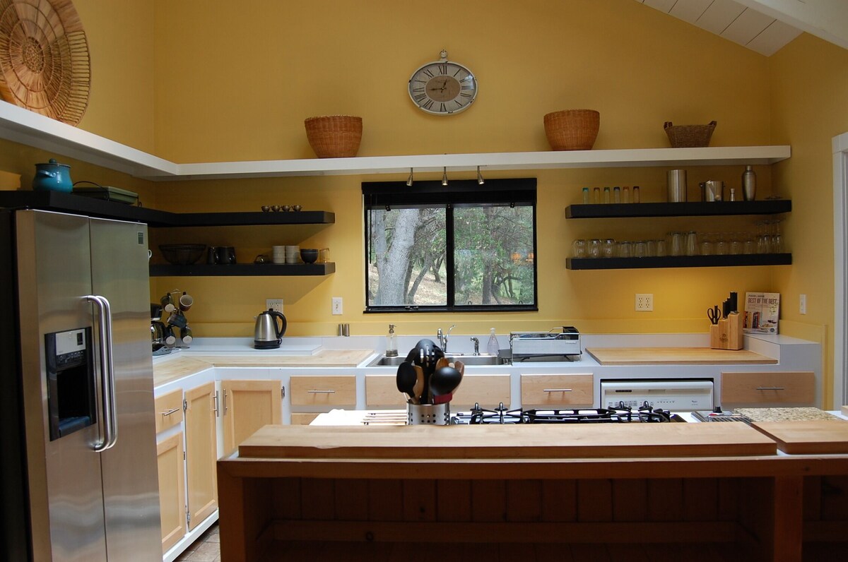 Secluded getaway in the Oaks and Pines with meandering Deer