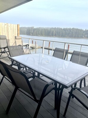 New dining table and chairs seat 6. Gorgeous river views!!