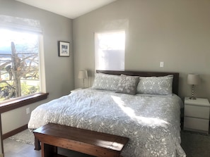 Luxurious king sized bed with ocean view