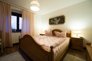 Ferienwohnung im 1. Stockwerk für bis zu 4 Personen-Romantisch und kuschelig: Das Schlafzimmer im 1. OG.