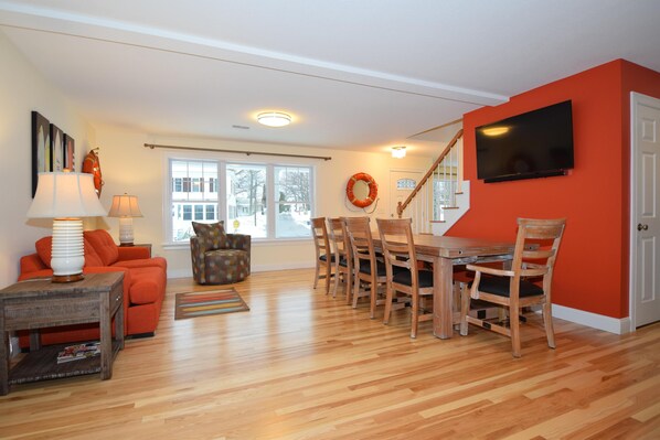 Spacious Open Living/Dining & Kitchen.  Table will seat 12! Cable TV, WiFi & AC!