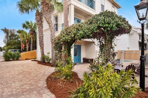 Neptune's Nook - Directly across the street from the beach