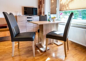 Ferienwohnung Wiesenblick-Essecke im Wohnzimmer integriert, Rollos und Fliegengitter an dem Fenster