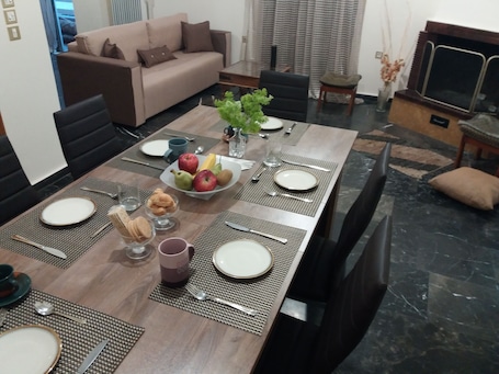 Comfortable 4th fl flat ideal for up to 8 people