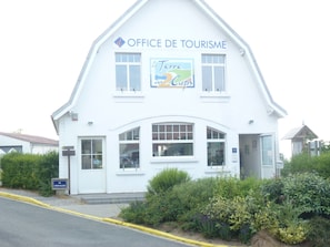 Office du tourisme au centre du village.