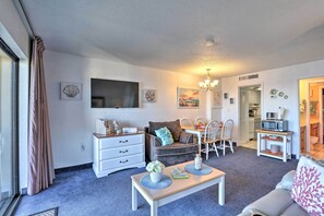 Living Room | Free WiFi | Central A/C & Heating | Smart TV