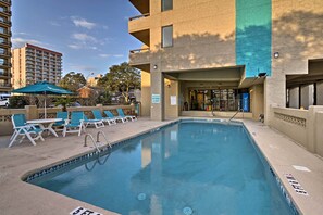 Community Amenities | Outdoor Pool | Private Balcony | Outdoor Dining