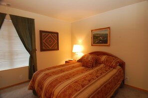 Bedroom 2 - Queen bed