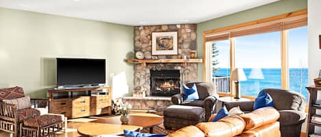 Gas Fireplace Lake view is incredible Living room, Kitchen & Dining 