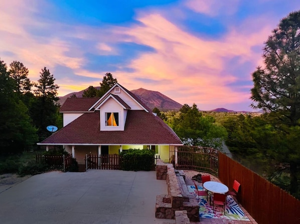 Enjoy gorgeous sunsets from the deck at this mountain side home!