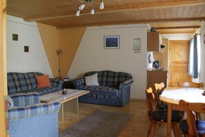 Ferienwohnung Blumenwiese (60qm) für 4 Personen mit Terrasse-Fewo1 WZ