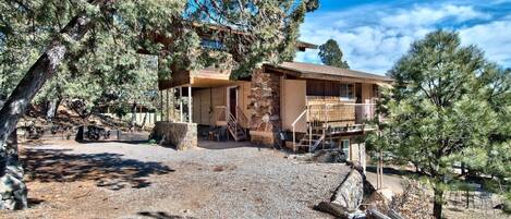 Exterior of cabin from end of driveway