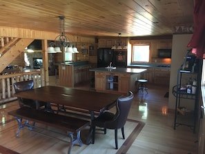 Spacious Dining kitchen area