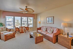 Living Room | Free WiFi | Central A/C & Heating | Smart TV