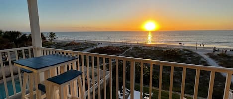 Front row seat to the gorgeous IRB sunsets every night! Watch th - Front row seat to the gorgeous IRB sunsets every night! Watch the golden sun sink down while you enjoy dinner or drinks on the beachfront balcony.