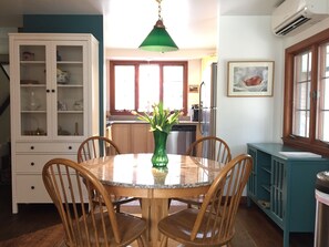 Full eat in kitchen