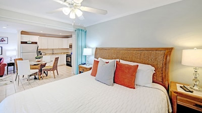 "Safe & Clean"  - Hibiscus Suite only 60 steps to the Siesta Key Public Beach - 