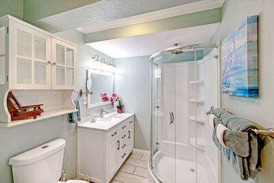 "Safe & Clean"  - Hibiscus Suite only 60 steps to the Siesta Key Public Beach - 