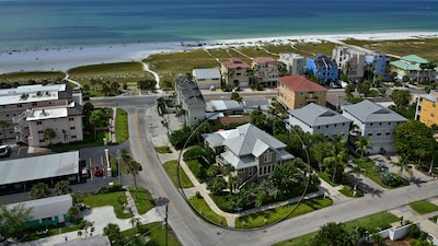 "Safe & Clean"  - Hibiscus Suite only 60 steps to the Siesta Key Public Beach - 