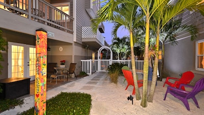 "Safe & Clean"  - Hibiscus Suite only 60 steps to the Siesta Key Public Beach - 