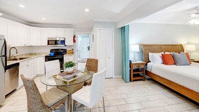 "Safe & Clean"  - Hibiscus Suite only 60 steps to the Siesta Key Public Beach - 