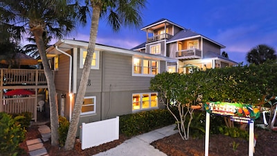 "Safe & Clean"  - Hibiscus Suite only 60 steps to the Siesta Key Public Beach - 