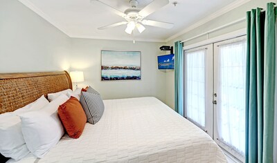 "Safe & Clean"  - Hibiscus Suite only 60 steps to the Siesta Key Public Beach - 