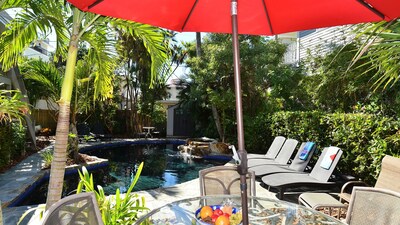 "Safe & Clean"  - Hibiscus Suite only 60 steps to the Siesta Key Public Beach - 