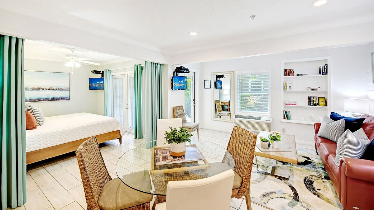 “Safe & Clean” – Hibiscus Suite only 60 steps to the Siesta Key Public Beach –