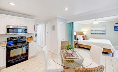 "Safe & Clean"  - Hibiscus Suite only 60 steps to the Siesta Key Public Beach - 