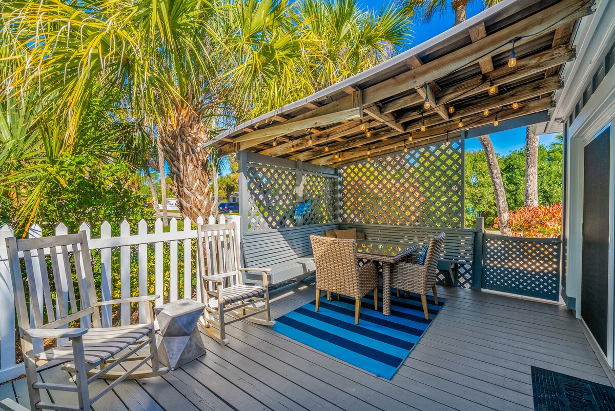 Anna Maria Island!1 Block to the Beach.  Private Heated Pool.  No steps climb!