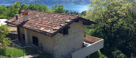 Romantic Cottage with lake view