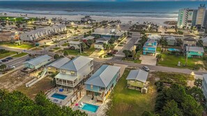 West Beach Hangout, Great location to walk to local restaurants 