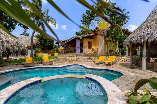 Amazing pool area of the villa in Oranjestad Aruba - Cosy beach chairs and neat and clean towels available - Beautiful views - Superbly designed pool area - Refreshing Environment - Vibrant Atmosphere