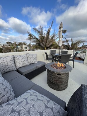 The fire pit adds a special ambiance and warmth to enjoy, relax and enjoy views