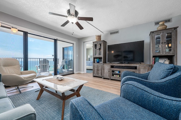 Living Room w balcony