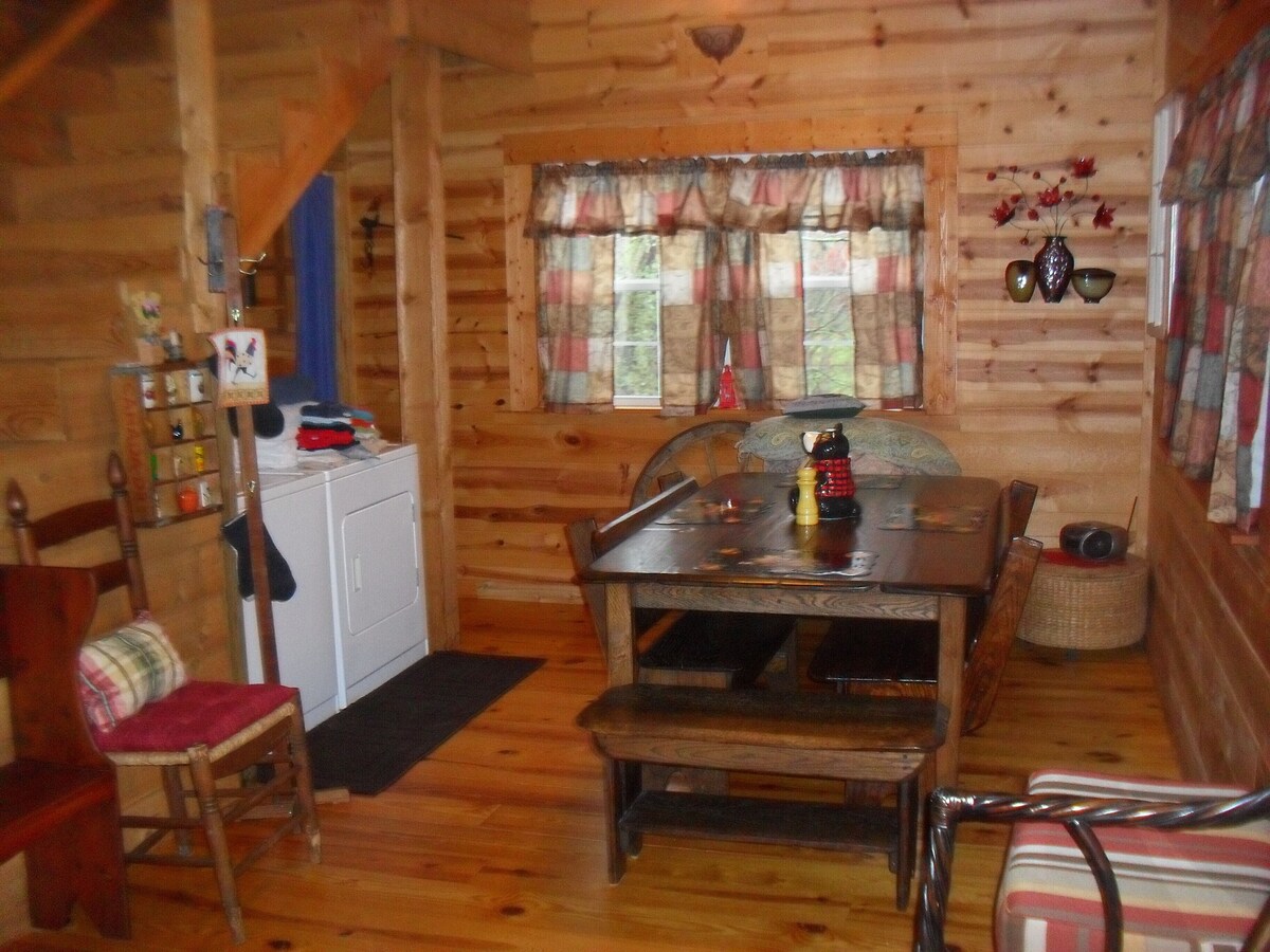 Mountain Cabin, Hiawassee Ga 2 Bdr, 2 Ba, w/ Loft, Trout Strm, App Trail, falls