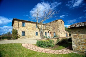 agriturismo-la-papessa-chianti-san-donato-farmhouse-fronthouse