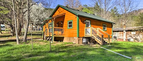 Sevierville Vacation Rental | 2BR | 1BA | 950 Sq Ft | Steps Required