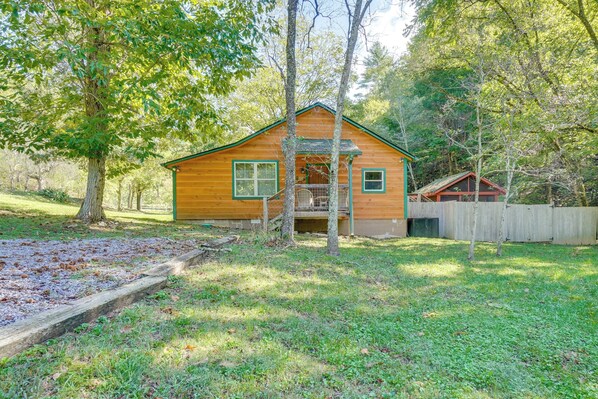 Sevierville Vacation Rental | 2BR | 1BA | 950 Sq Ft | Steps Required