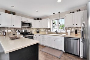 R2_Kitchen1_med