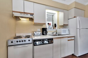 WR303_Kitchen2_med